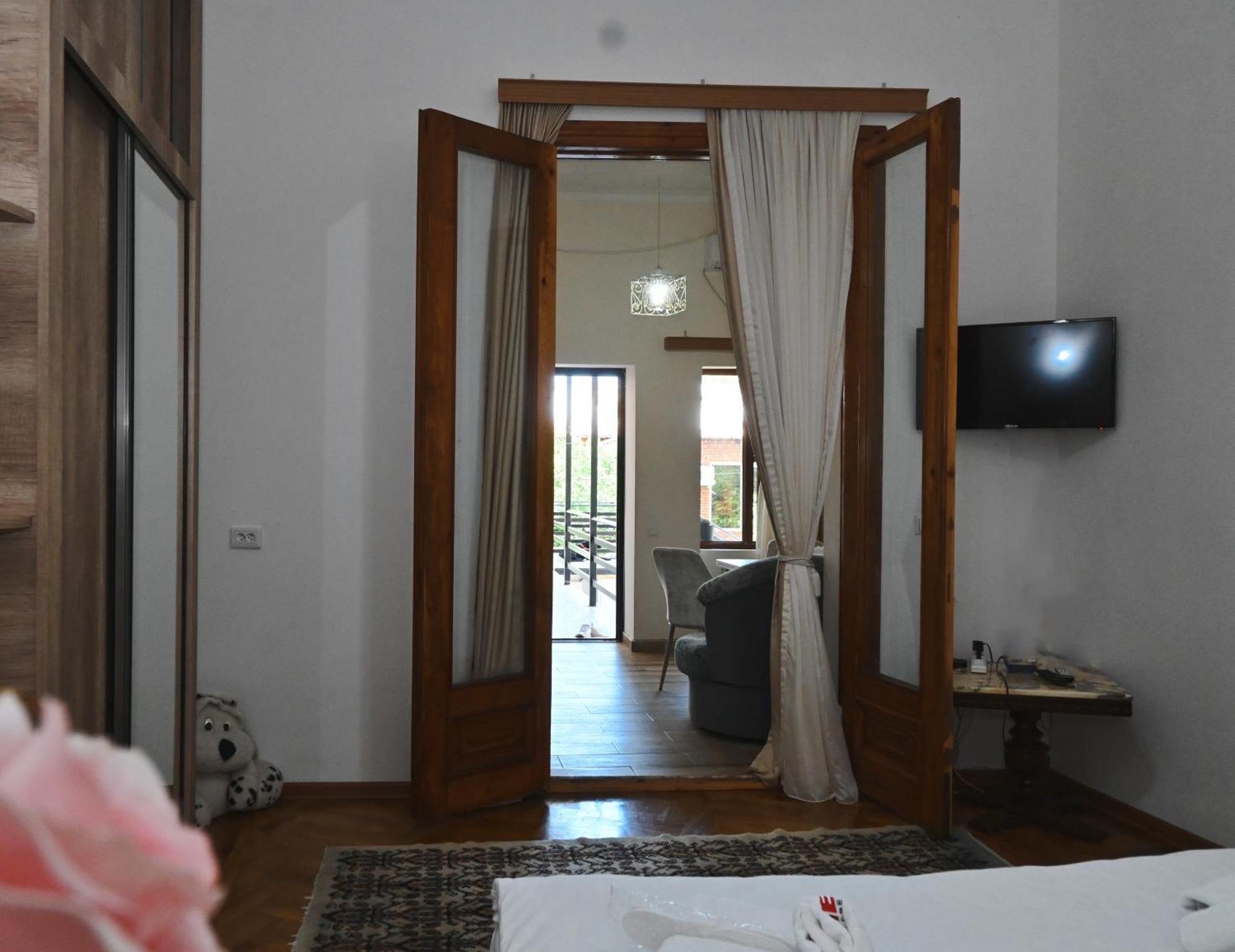 Jerusalem Hotel Kutaisi Bagian luar foto